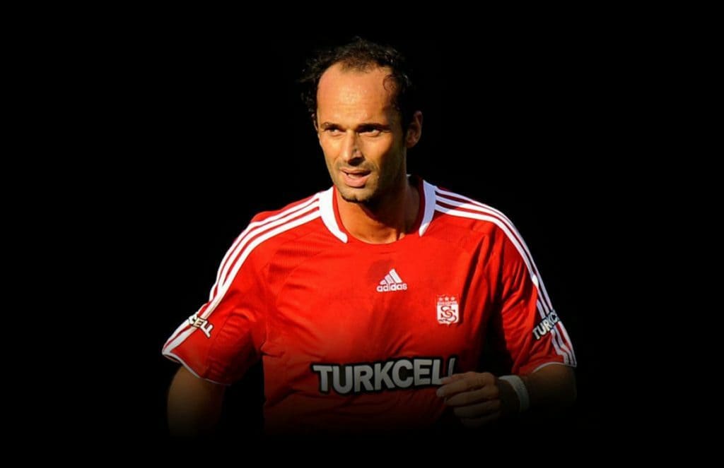 Fußballwelt trauert um Ersen Martin Ersen Martin, der ehemalige Spieler von Sivasspor, ist im Alter von 44 Jahren verstorben. Der Verein trauert um seinen ehemaligen Spieler und spricht seiner Familie sein tiefstes Beileid aus. Foto: Sivasspor