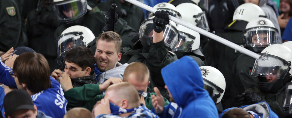 Schalke verurteilt Polizeieinsatz, Polizei rechtfertigt sich