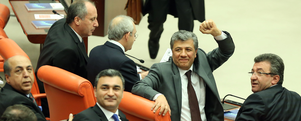Türkei: Abgeordneter legt nach zwei Jahren seinen Amtseid ab