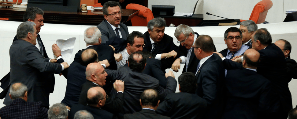 Parlament überträgt Justizminister mehr Macht