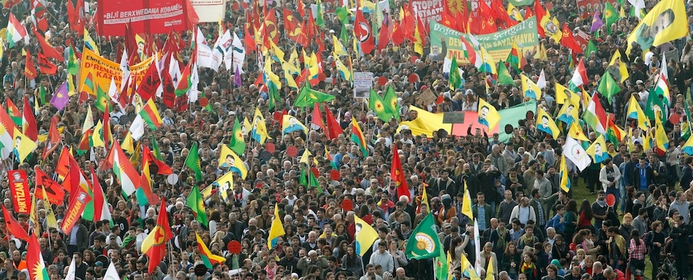 Zehntausende Kurden fordern in Düsseldorf Solidarität mit Kobani