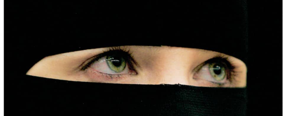 Grundschule verbietet Mutter, mit Niqab ihren Sohn abzuholen – darf sie das?