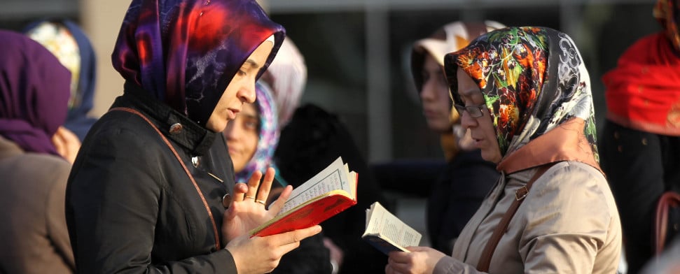 Mit Gebetsbüchern und Koran für Demokratie und Pressefreiheit