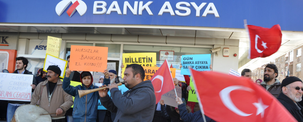 Tausende Türken solidarisieren sich mit Bank Asya
