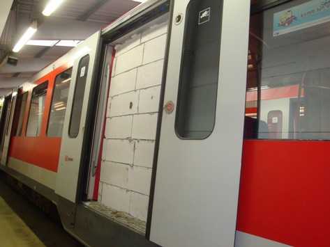 Unfassbar: S-Bahn-Tür in Hamburg zugemauert