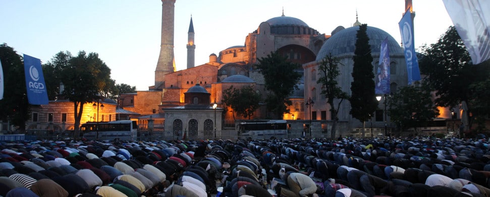 Istanbul: Tausende verrichten Morgengebet vor der Hagia Sophia