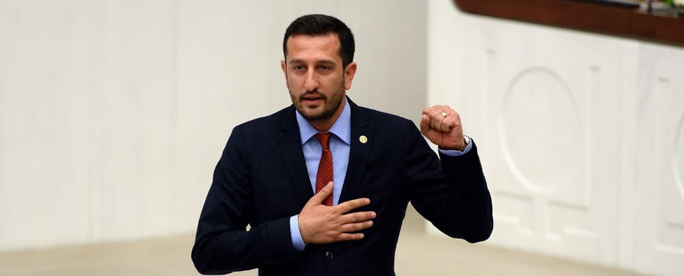 Türkei: Neues Parlament konstituiert sich – CHP-Abgeordneter sorgt für Bild des Tages