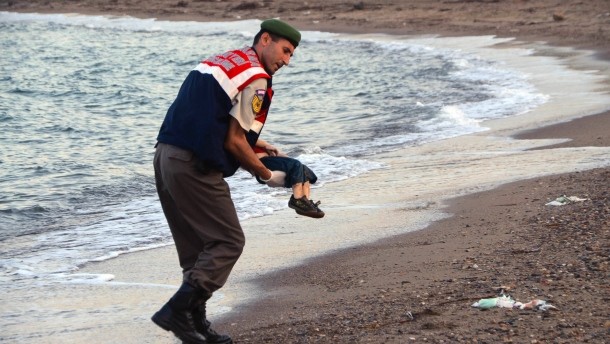 Das Foto von der Kinderleiche am Strand