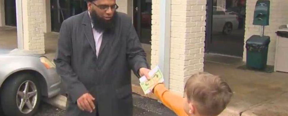Spende statt Apple: Kind hilft attackierter Moschee und erlebt Überraschung