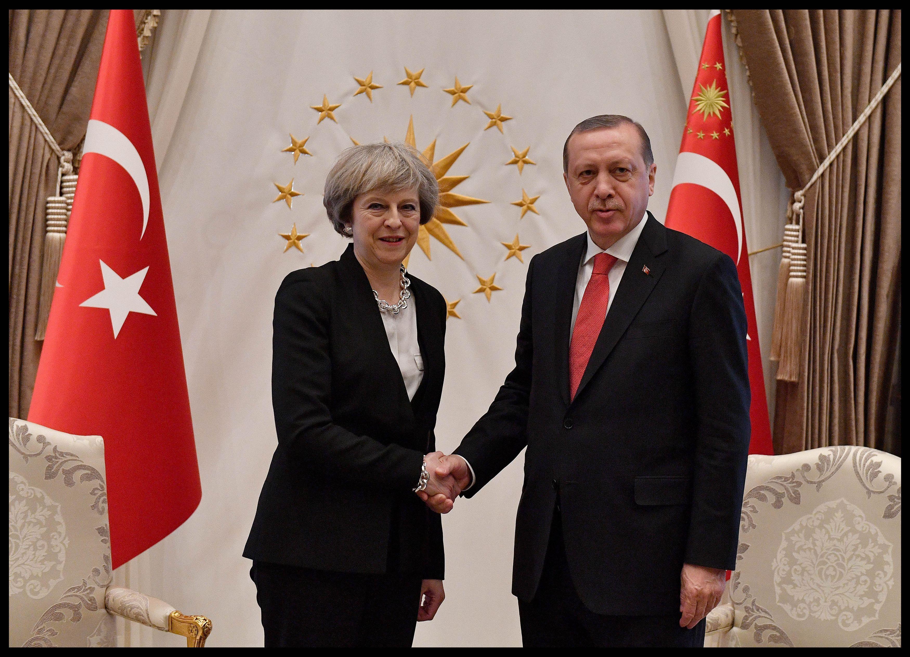 Wie der Brexit der Türkei zugutekommt: May und Erdoğan schließen Rüstungsdeal