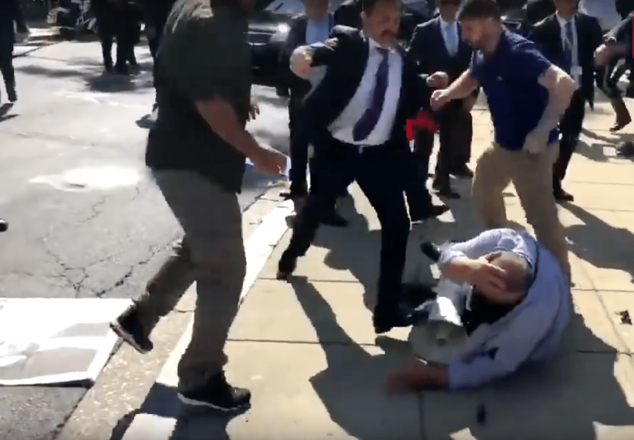 Prügelei in Washington: Haftbefehle gegen Erdogans Sicherheitsleute