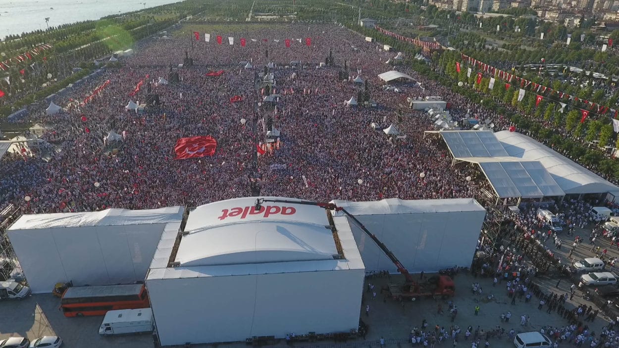 Frontalangriff auf den Palast bei „adalet“ Massenkundgebung