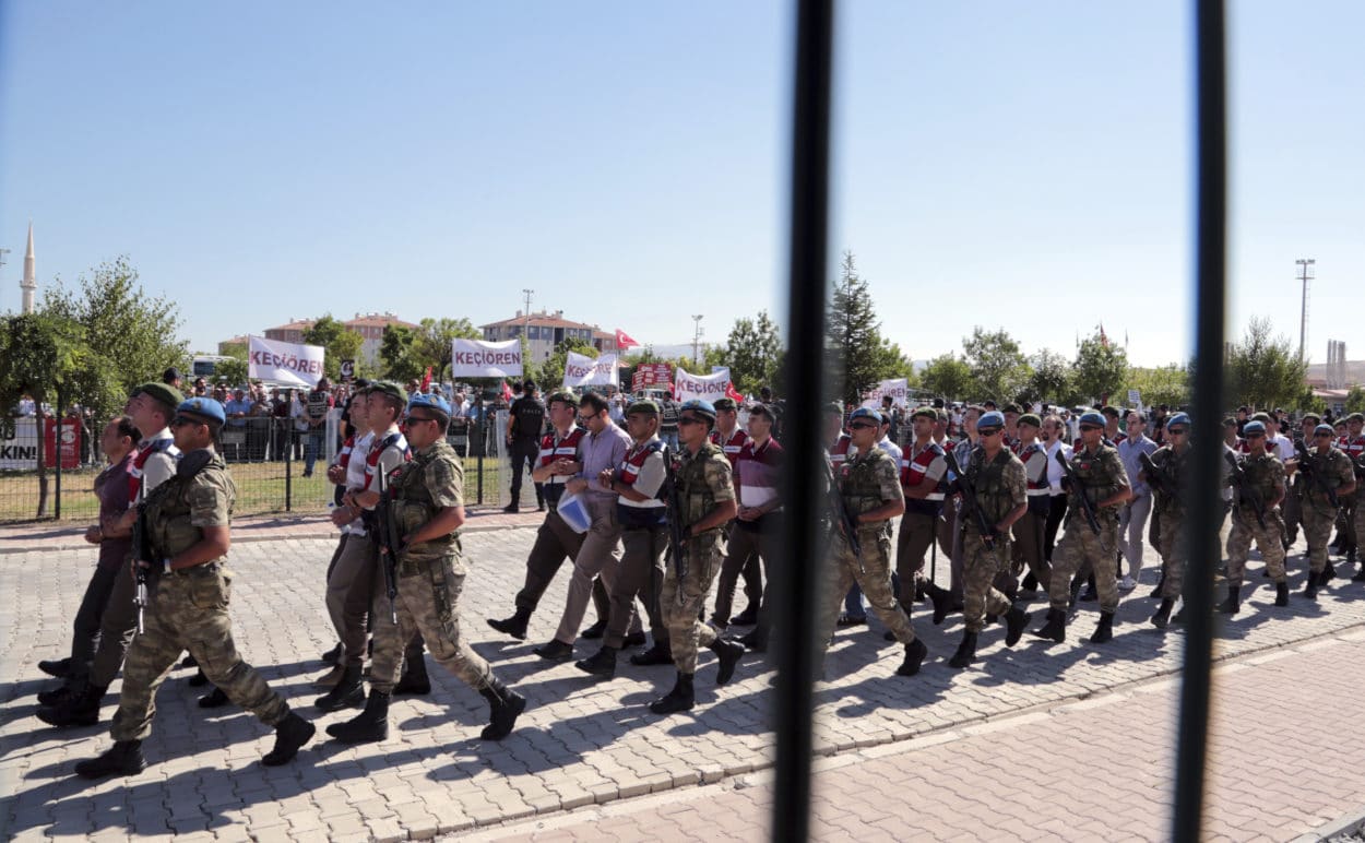 Türkei: Erneute Razzien gegen Journalisten in Türkei – 35 Festnahmen angeordnet
