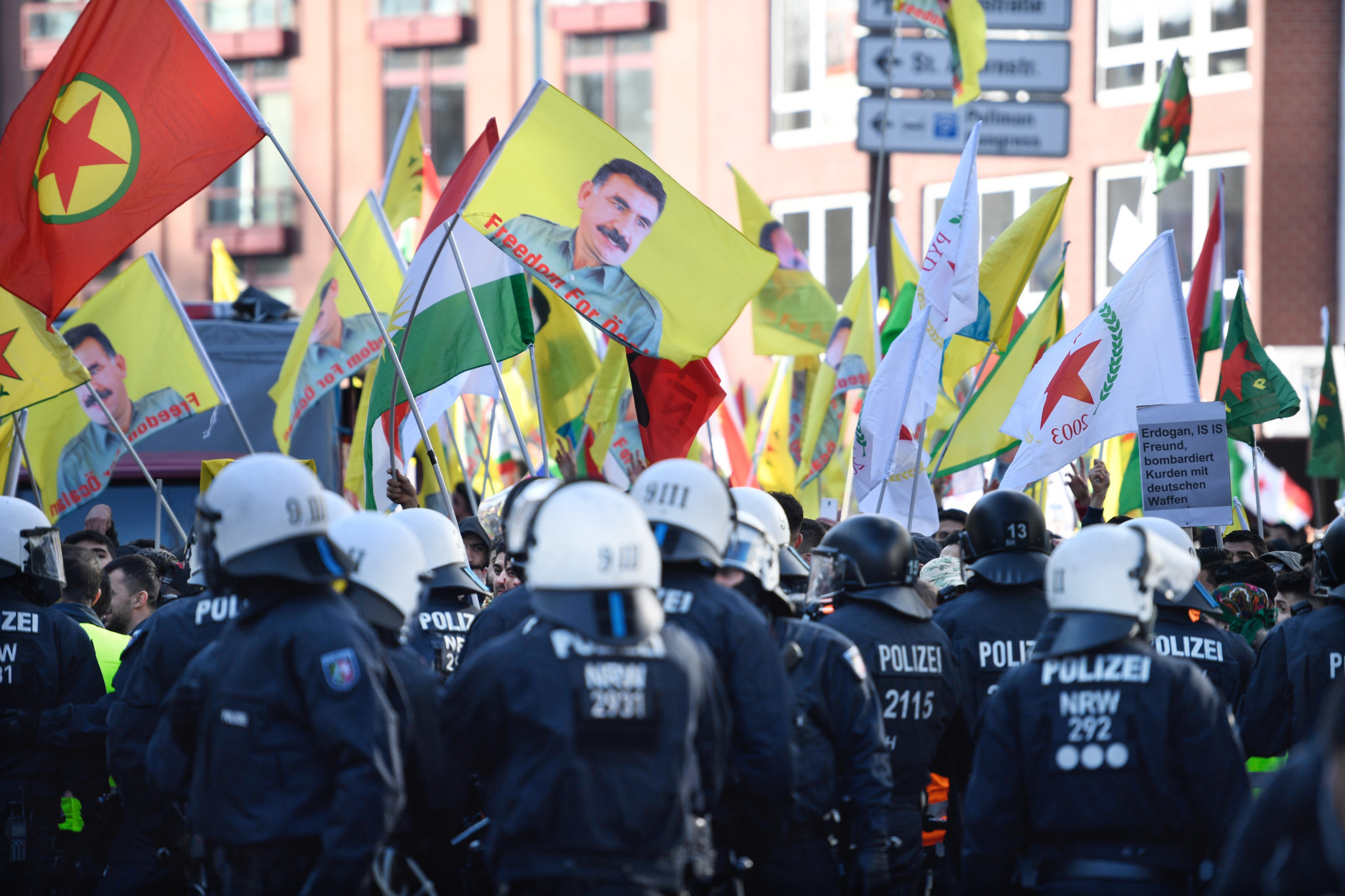 Afrin-Demonstranten stören Regierungs-Pressekonferenz