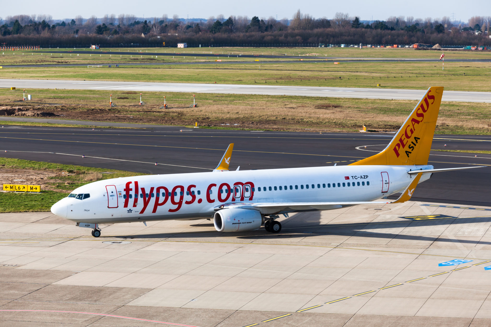 Passagierflugzeug kommt am Schwarzmeer-Flughafen Trabzon von Piste ab