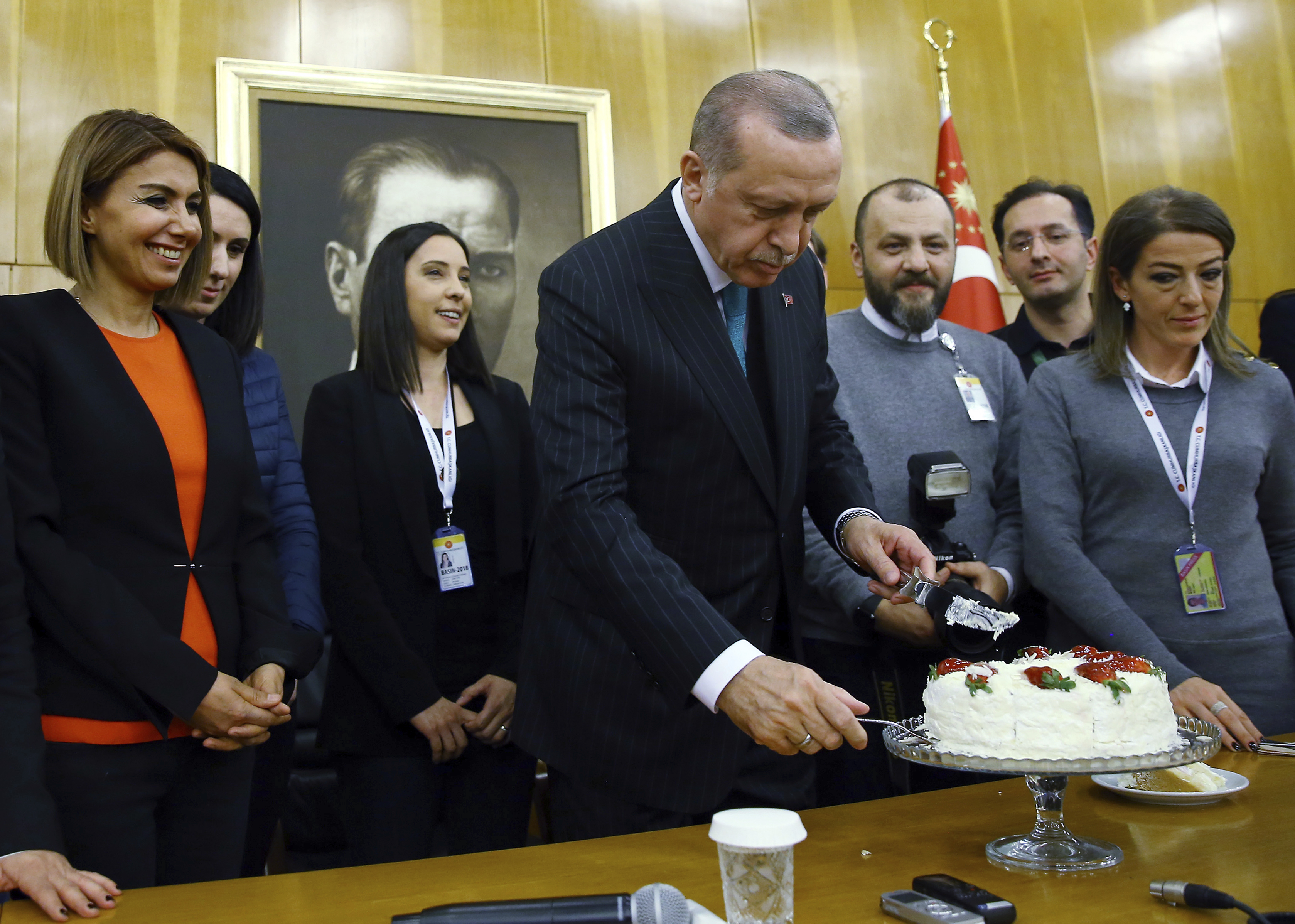 Regierungsnahe Journalisten schenken Erdogan zum 64. Geburtstag Torte