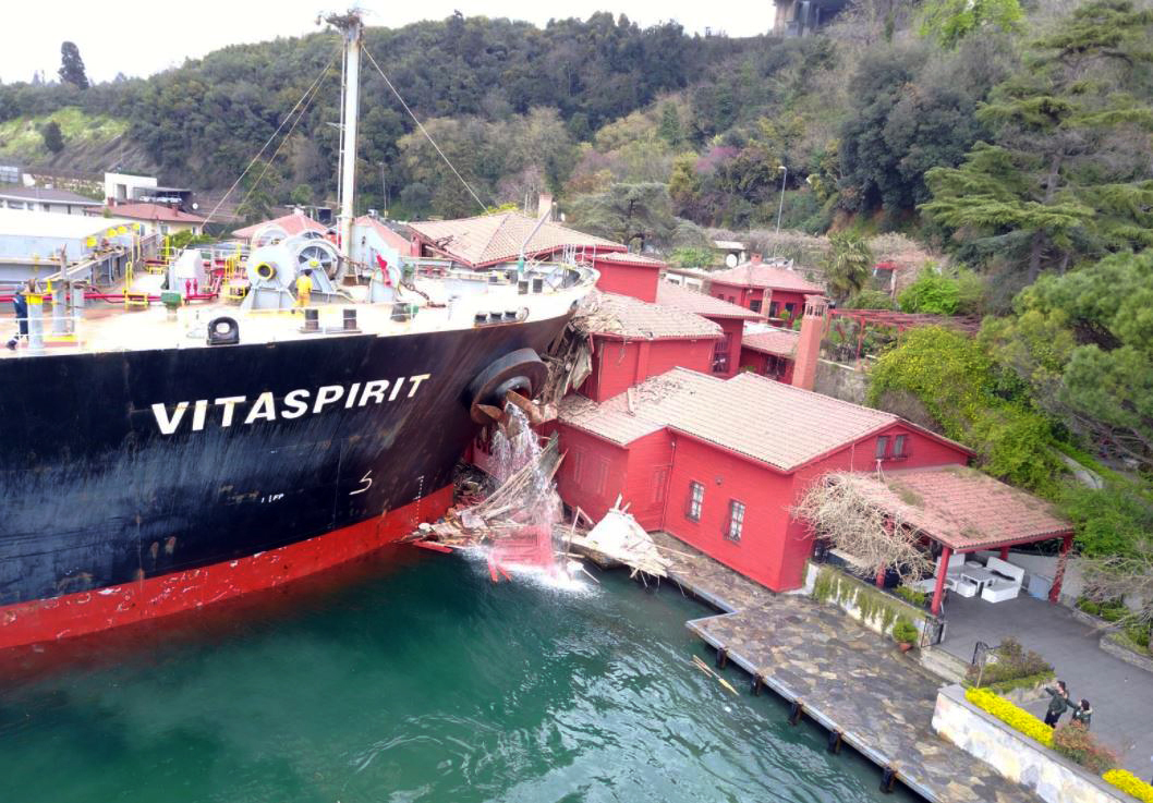 Istanbul: Frachtschiff kracht am Bosporus in historisches Gebäude