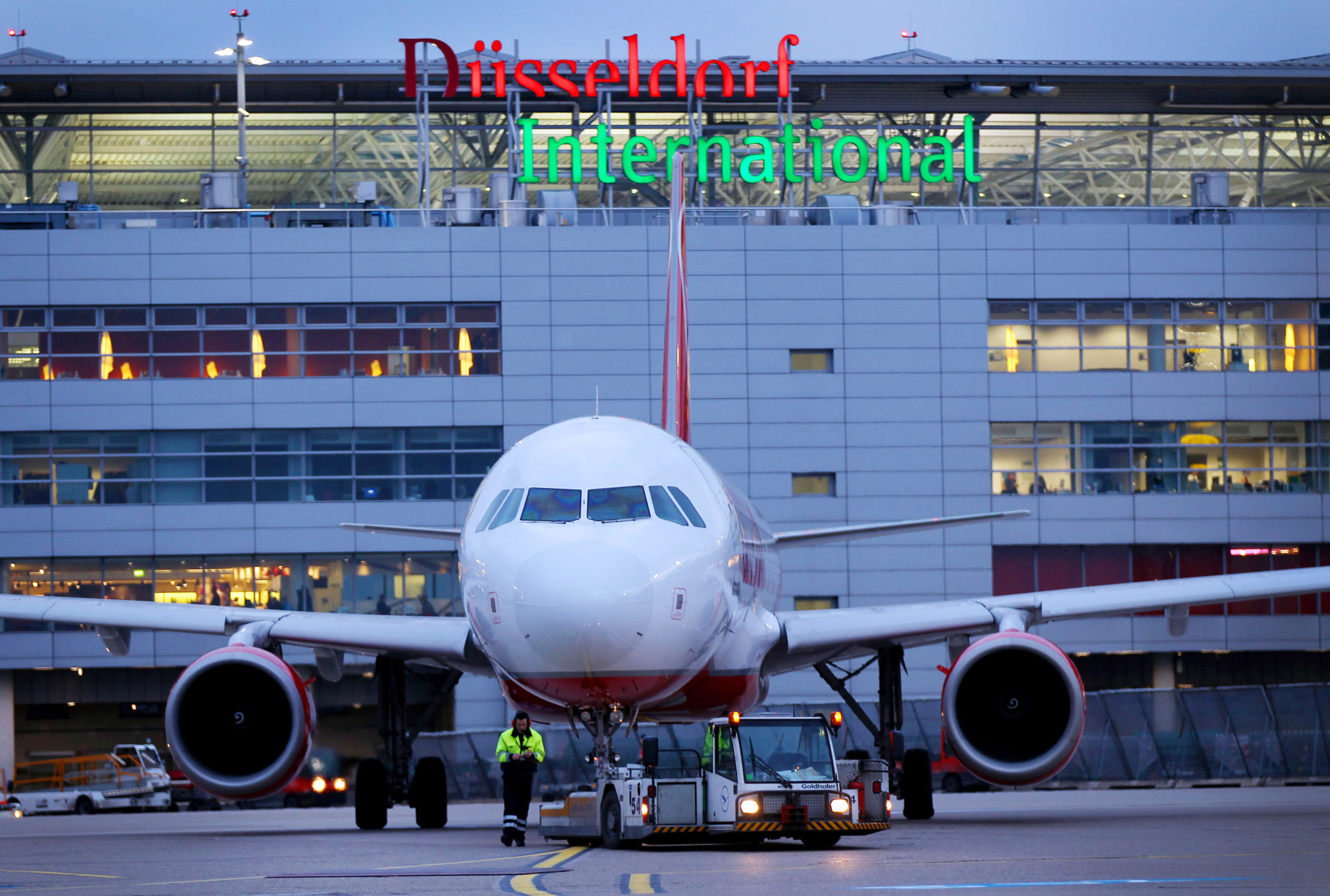 Mann sticht Flughafen-Mitarbeiter mit Messer in den Kopf