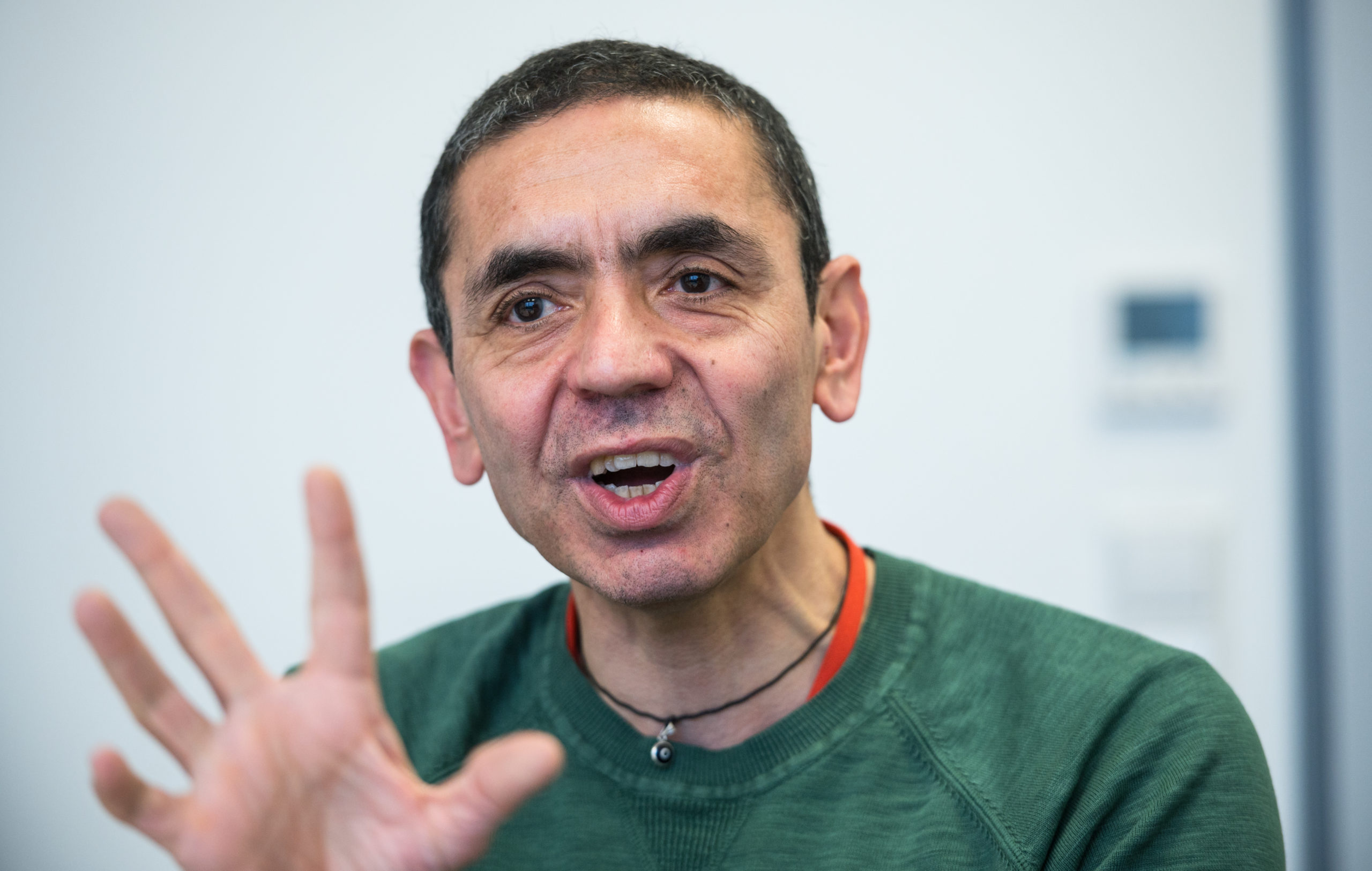 Keine Zulassung in Deutschland: Prof. Şahin will sich noch nicht impfen lassen