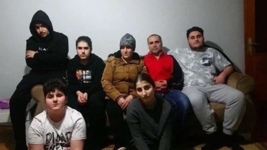 „Habe niemandem ins Gesicht gespuckt“: Abgeschobener Familienvater wirft türkischen Medien Lüge vor