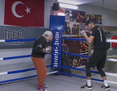 Nancy van der straeten boxen 74 jährige türkei Die Erkrankung Parkinson gilt als unheilbar. Doch es gibt Möglichkeiten die Symptome zu lindern. Die 74-jährige Nancy van der Straeten aus Antalya zeigt eindrucksvoll eine dieser Möglichkeiten auf.