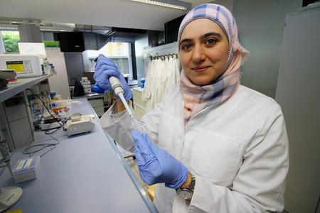 Alzheimer: Syrische Forscherin entdeckt in Deutschland neuen Wirkstoff