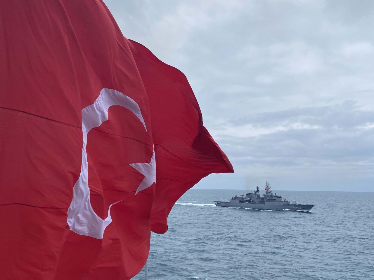 „Keine Flüchtlinge“: Athen kritisiert Begleitung durch türkische Kriegsschiffe