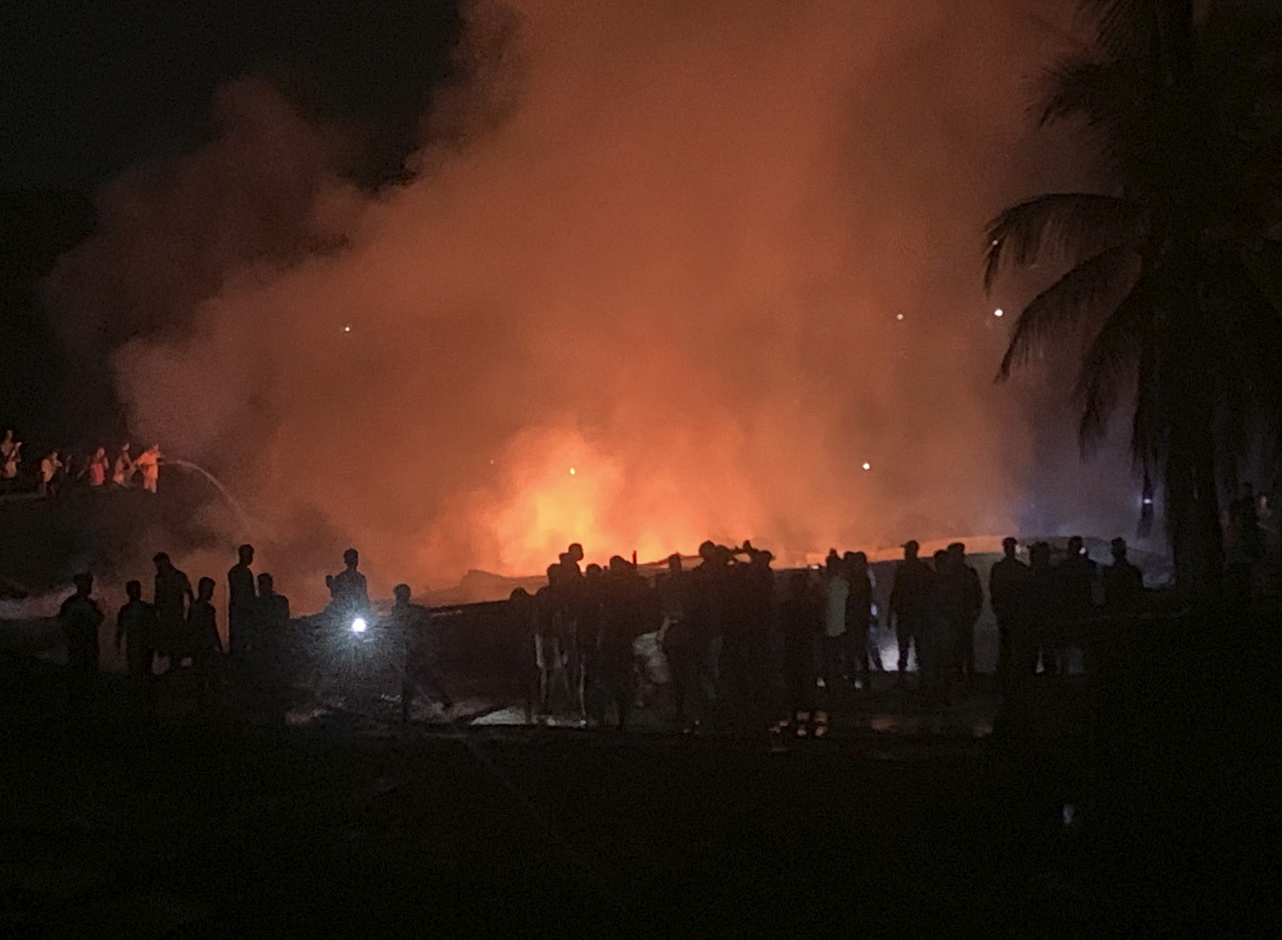 Feuer neben Flüchtlingslager: Drei Rohingya-Angehörige tot
