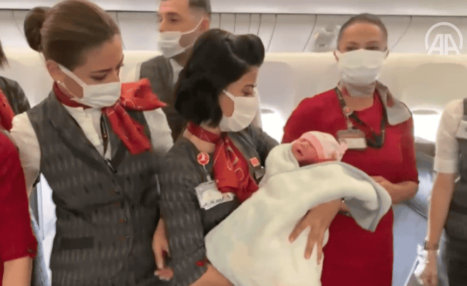 Turkish Airlines Baby HAvva Die tapfere Flugcrew posierte stolz mit Baby Havva.