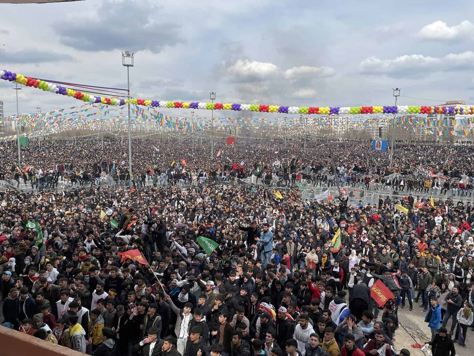 Diyarbakır: Zehntausende feiern Neujahrsfest Newroz