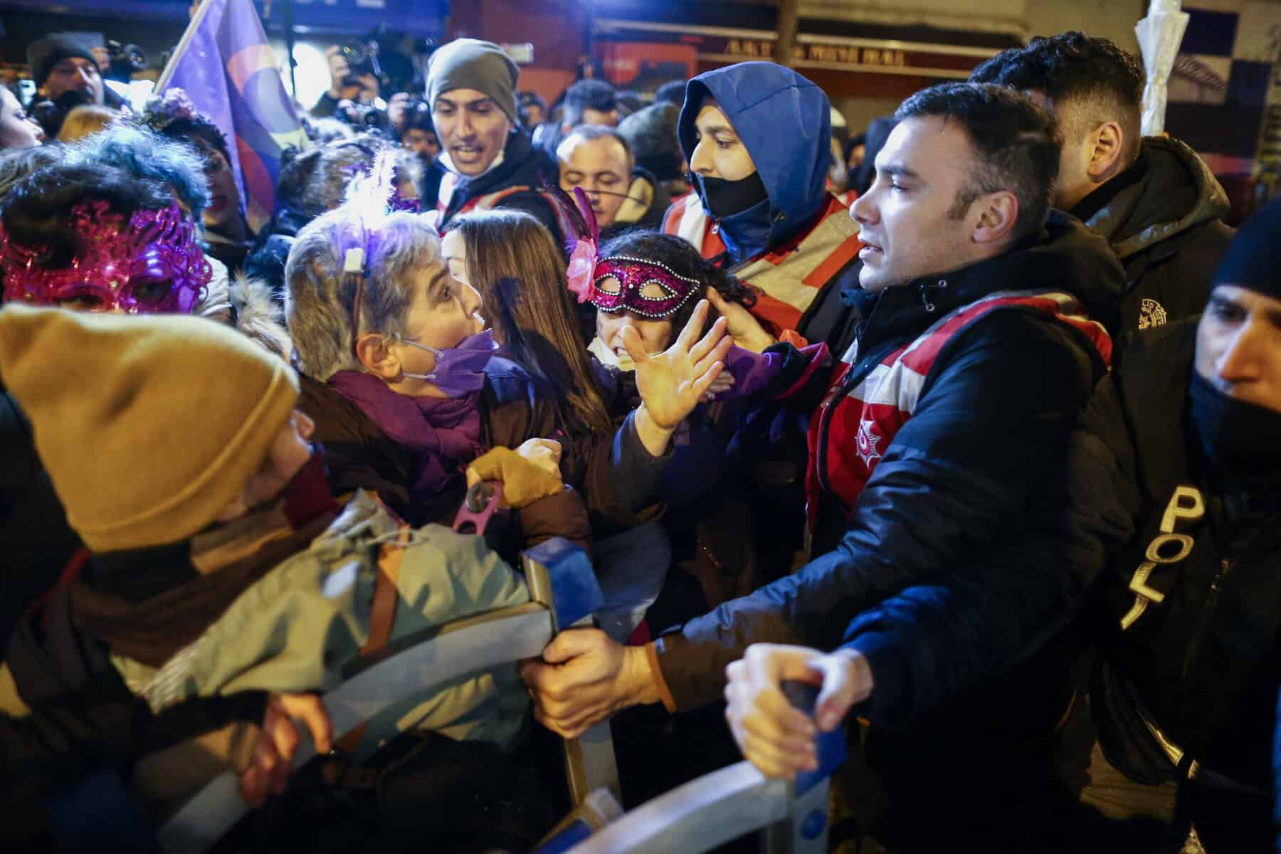 Trotz Verbot: Türkische Frauen protestieren zum Weltfrauentag