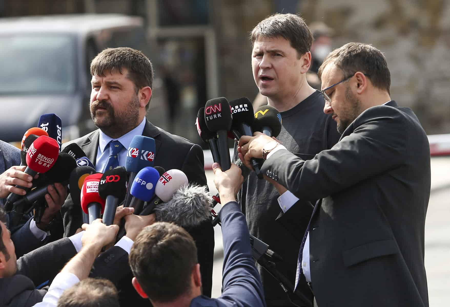 Nach Gespräch in Istanbul: Russen kündigen Teilrückzug an