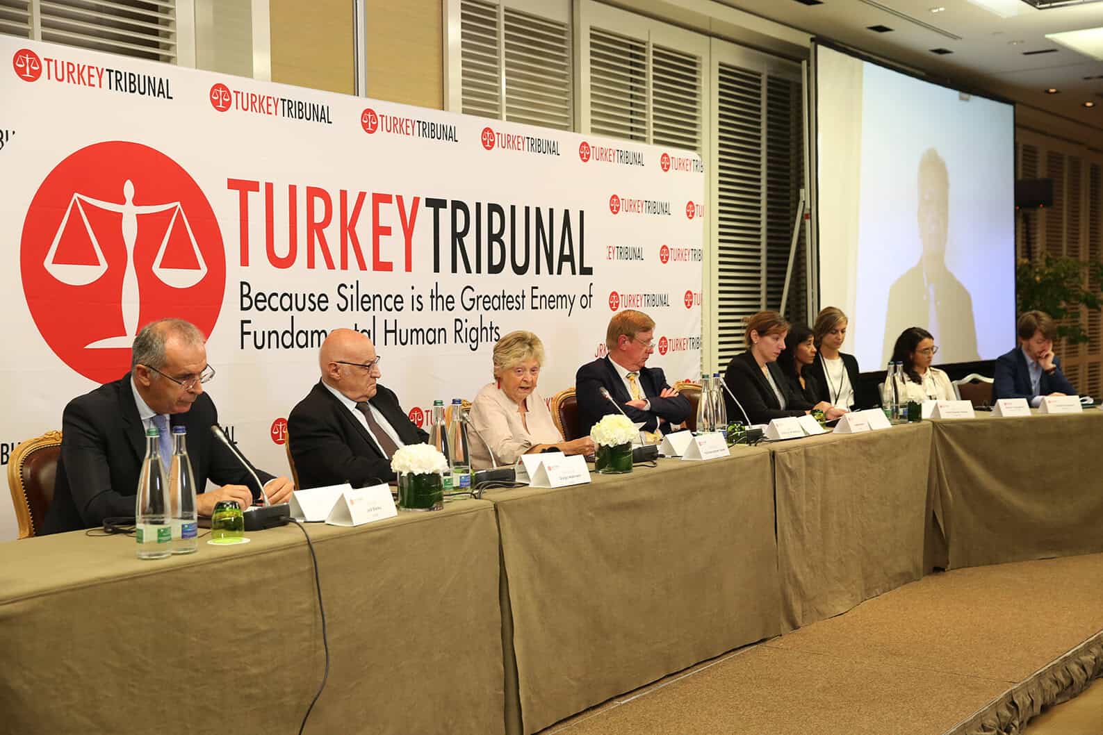Tausende Menschen gefoltert und willkürlich inhaftiert: Türkei in Den Haag verklagt