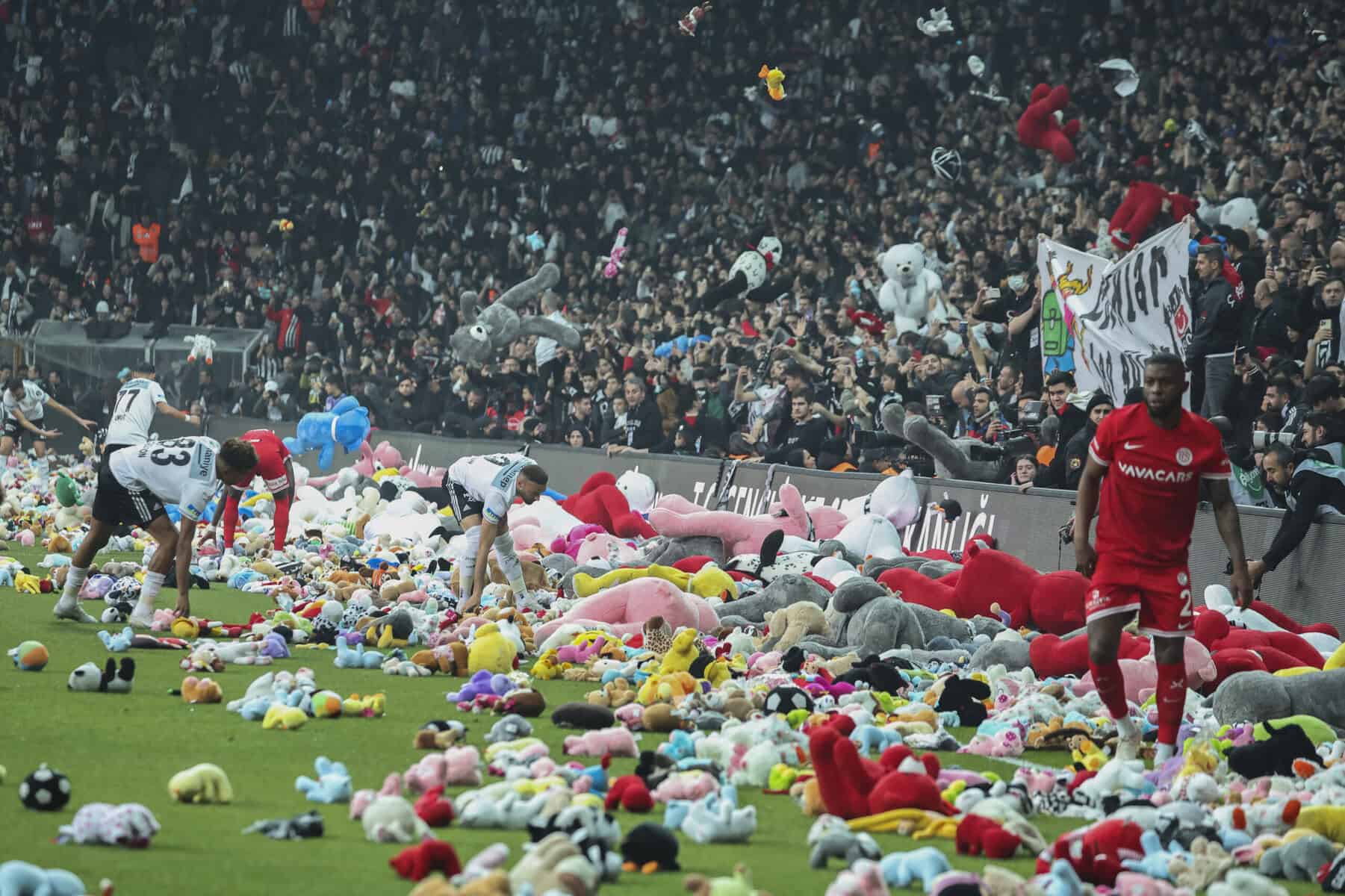 Beşiktaş-Fans: Spielzeuge für die Kinder – Pfiffe für die Regierung