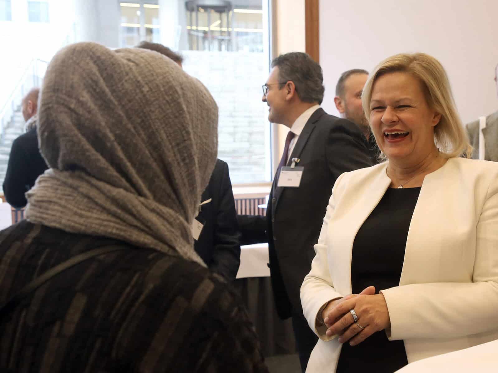 Deutsche Islam Konferenz: Faeser will weniger ausländische Prediger