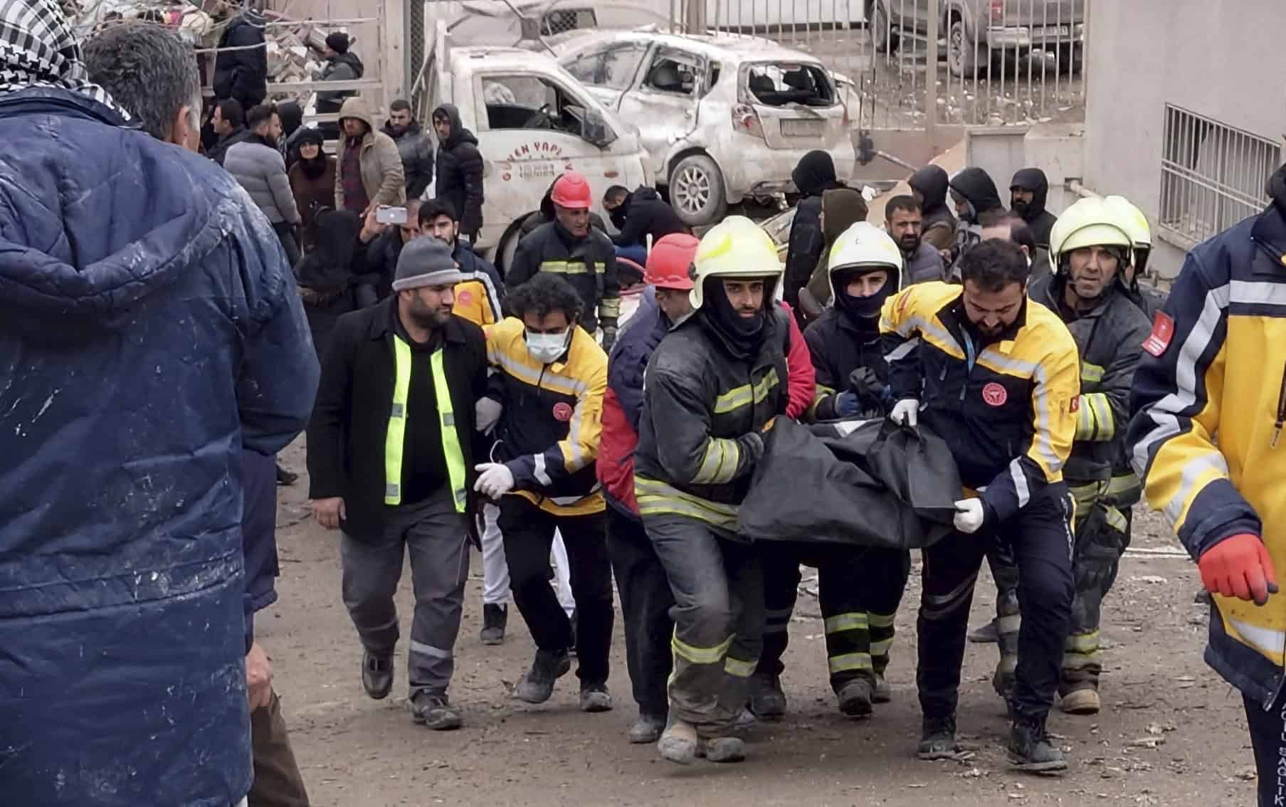 Weiteres starkes Beben in der Türkei – Zahl der Toten bei über 900