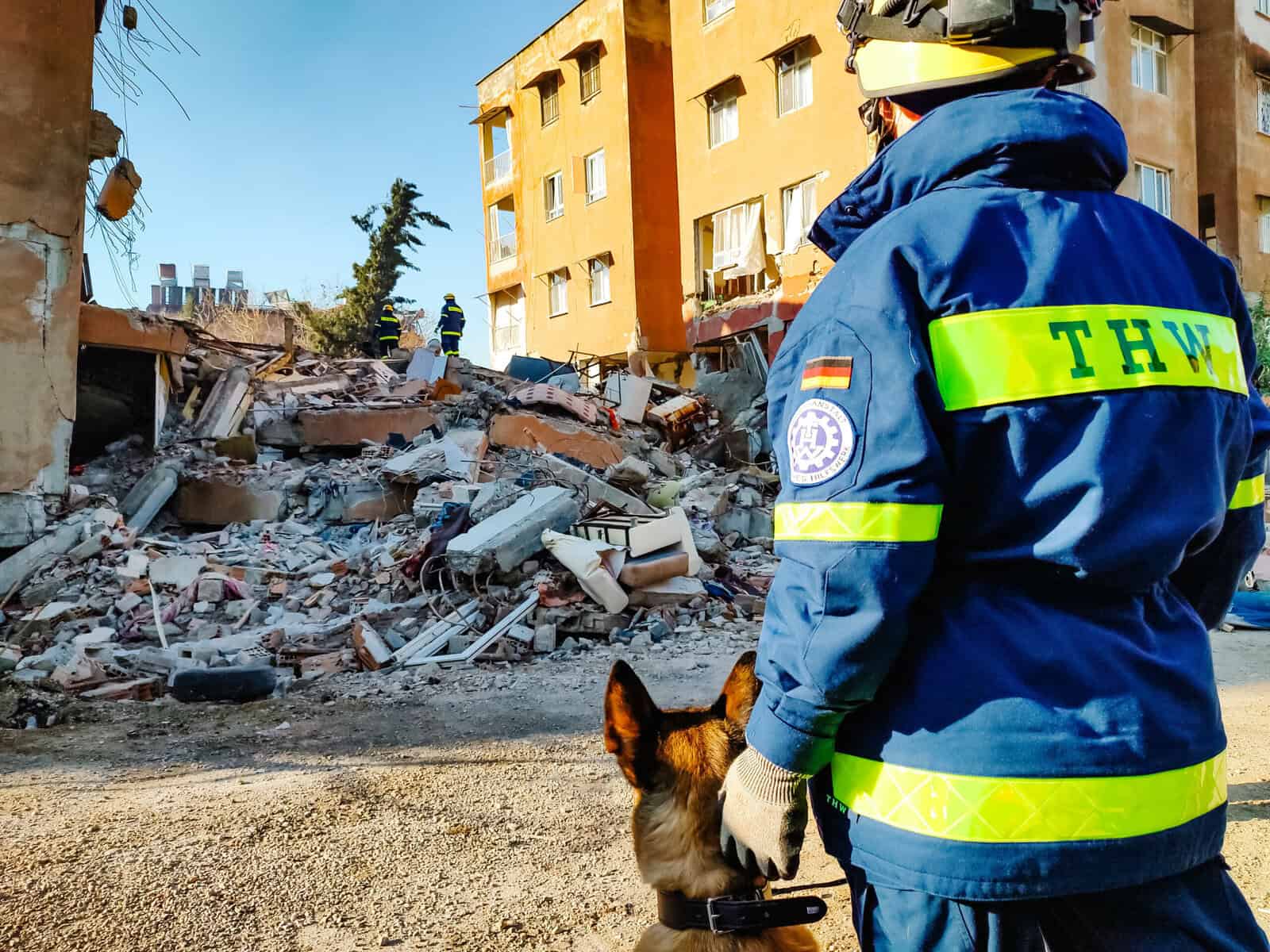 „Sicherheitsrisiko für Helfer“: Österreicher suchen mit Militärschutz weiter – THW wartet