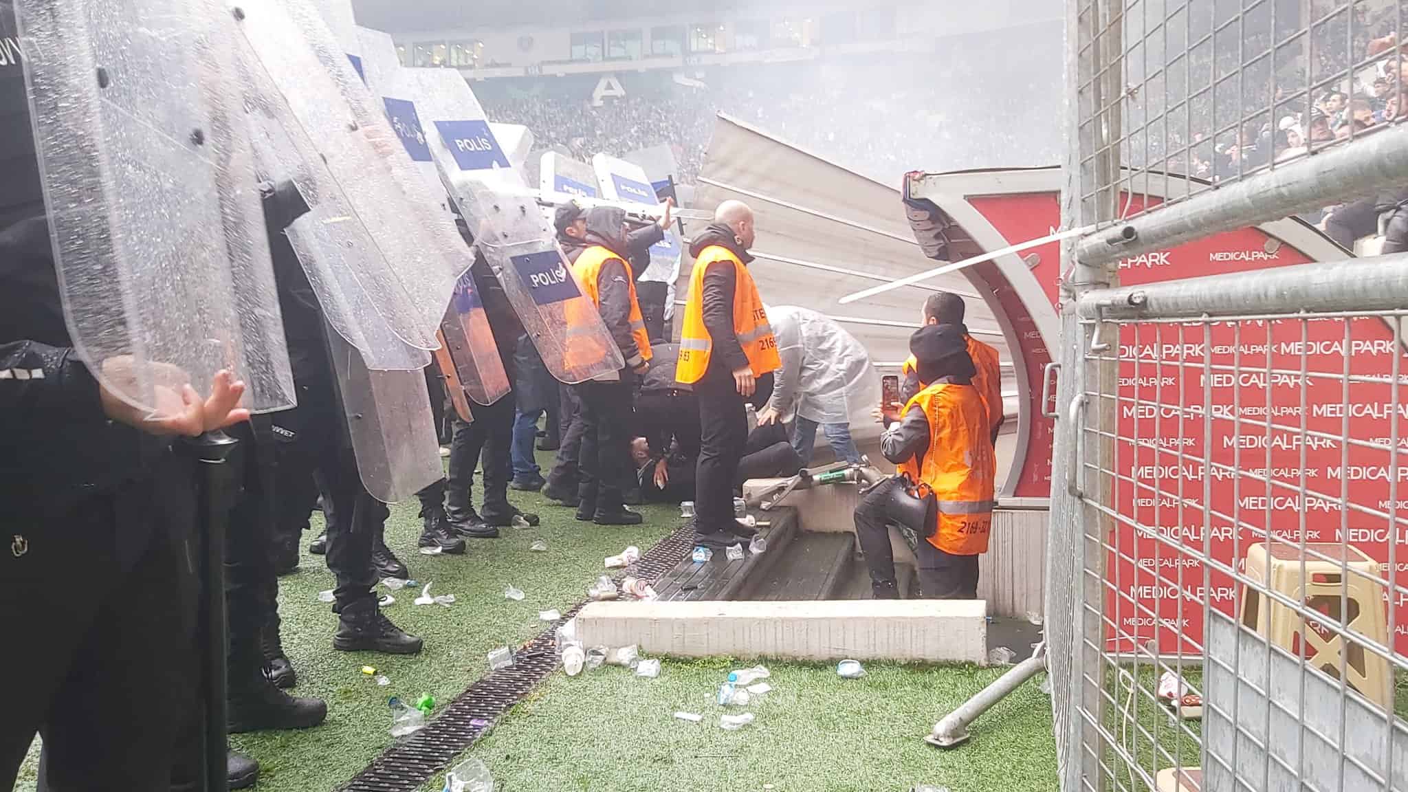 Unglaubliche Szenen beim Spiel von Amedspor: Bursa-„Fans“ zeigen Poster von Killer-Agenten