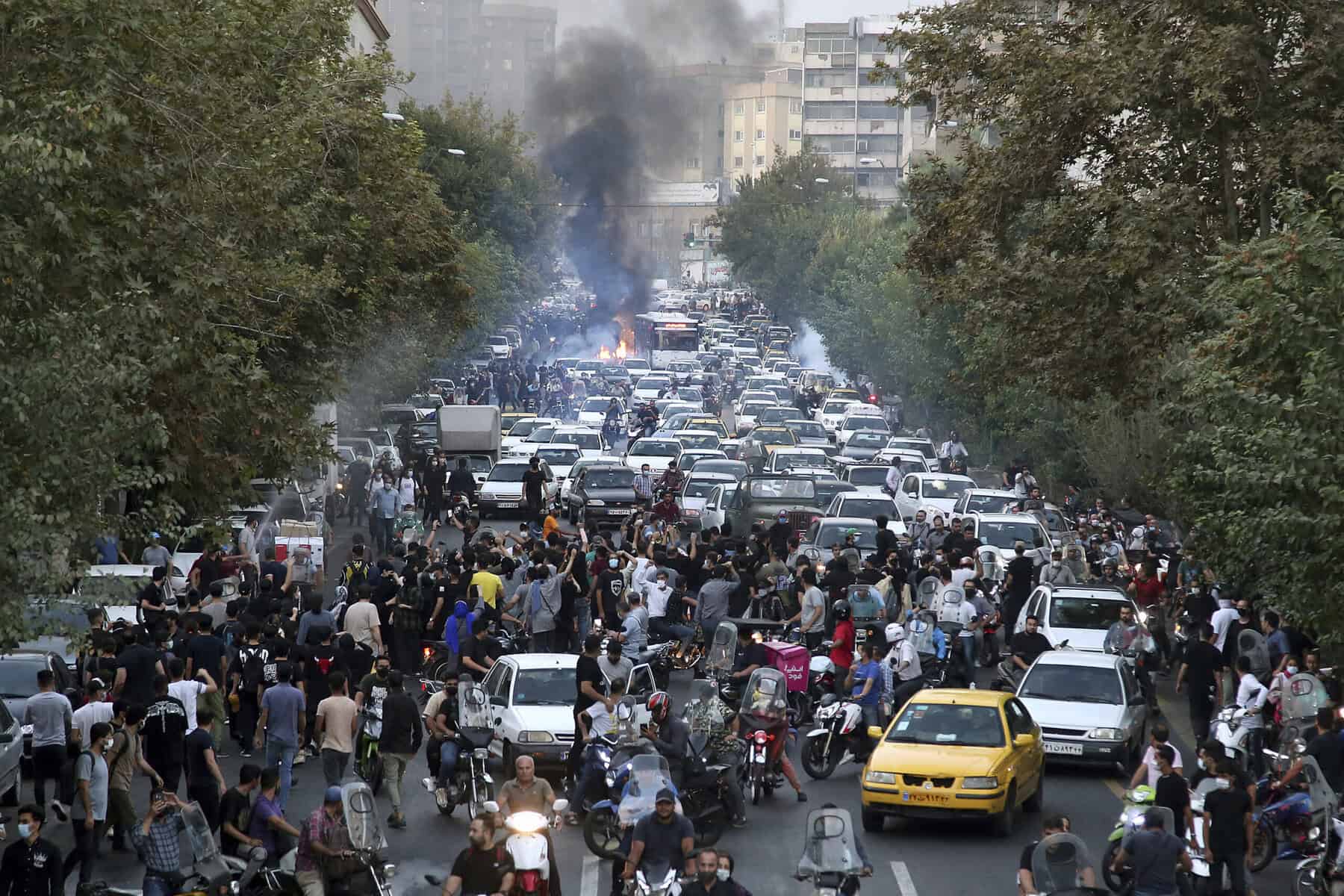 „Wir kämpfen, wir sterben“: Proteste im Iran nach Tod einer Frau