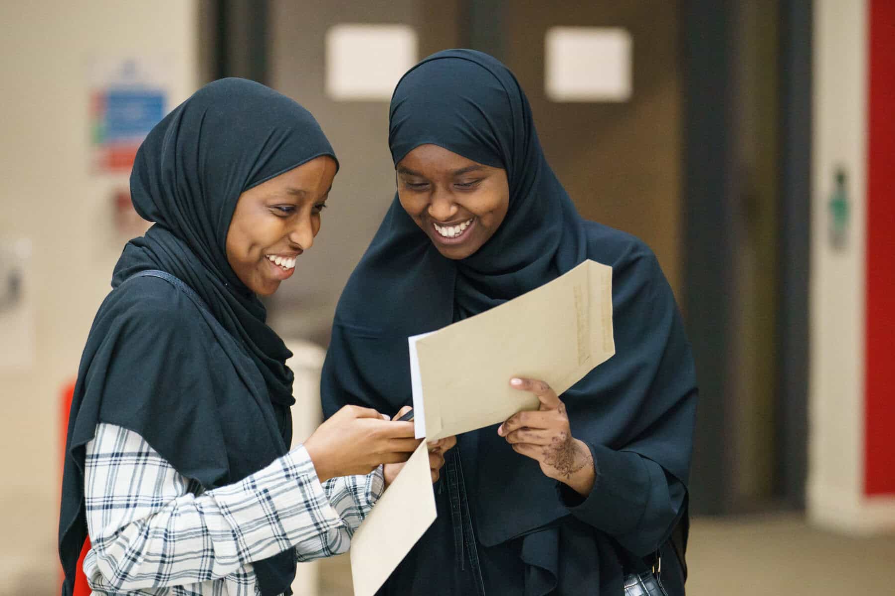 Kopftuch im Fokus: Expertenkreis zu Muslimfeindlichkeit stellt erste Ergebnisse vor