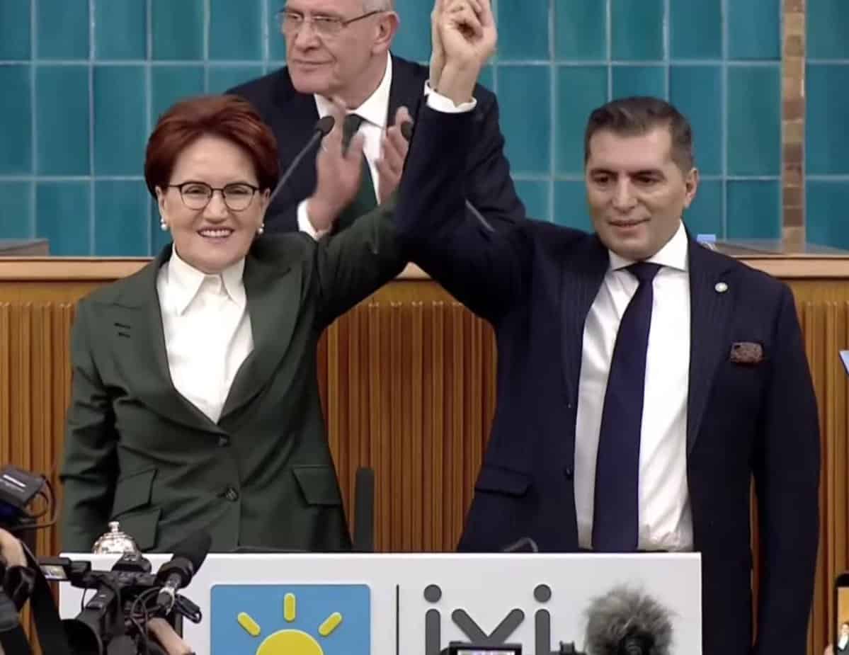 Quelle IyI Parti Bülent Güven und Meral Aksener Hand in Hand