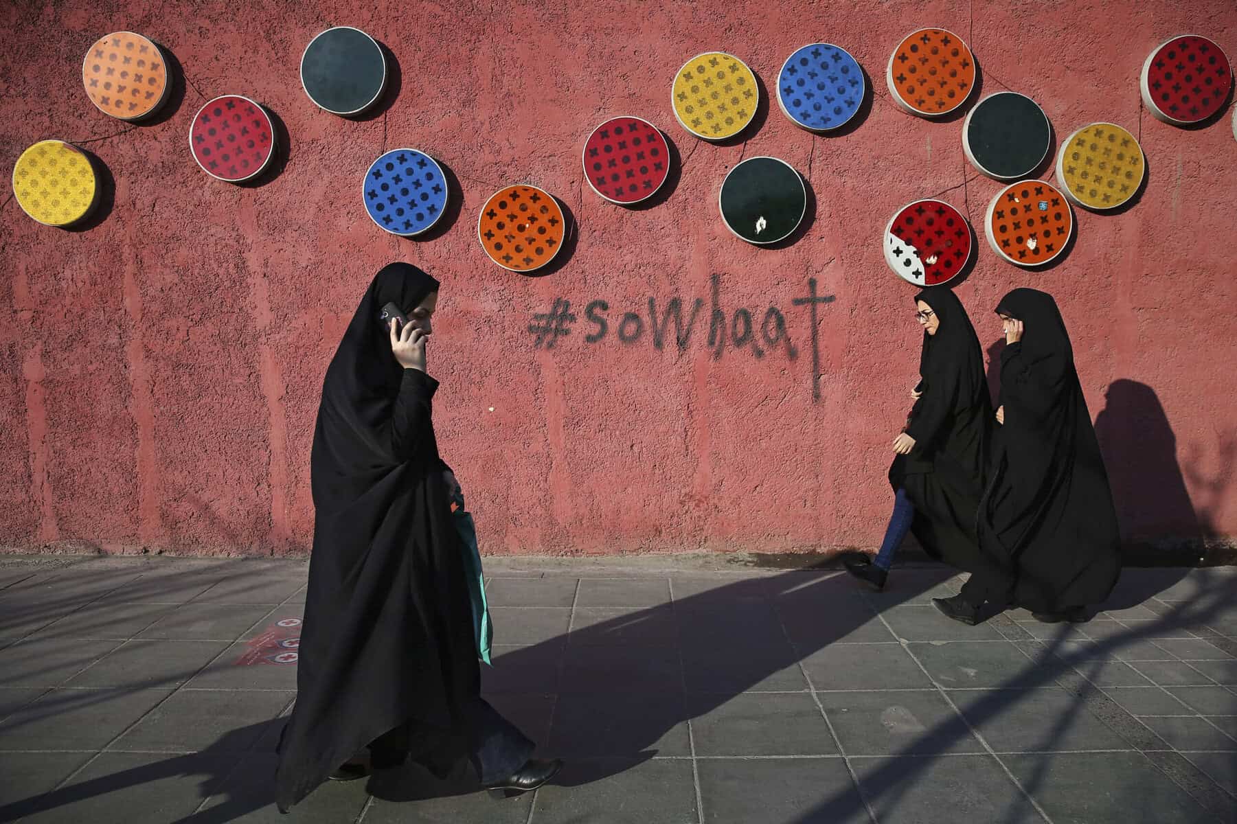 Wirbel um Kleidungsvorschriften in Bankfilialen im Iran