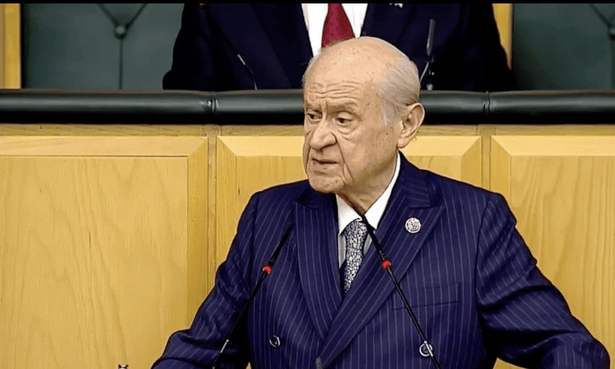Türkei unter Schock: Bahçeli lädt PKK-Chef Öcalan ins türkische Parlament ein Devlet Bahceli will das PKK-Chef Öcalan ins türkische Parlament kommt und PKK Waffen niederlegt.