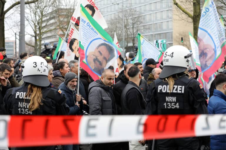 Verurteilt wegen Terror und Hochverrat: Tausende fordern Freiheit für PKK-Führer Öcalan