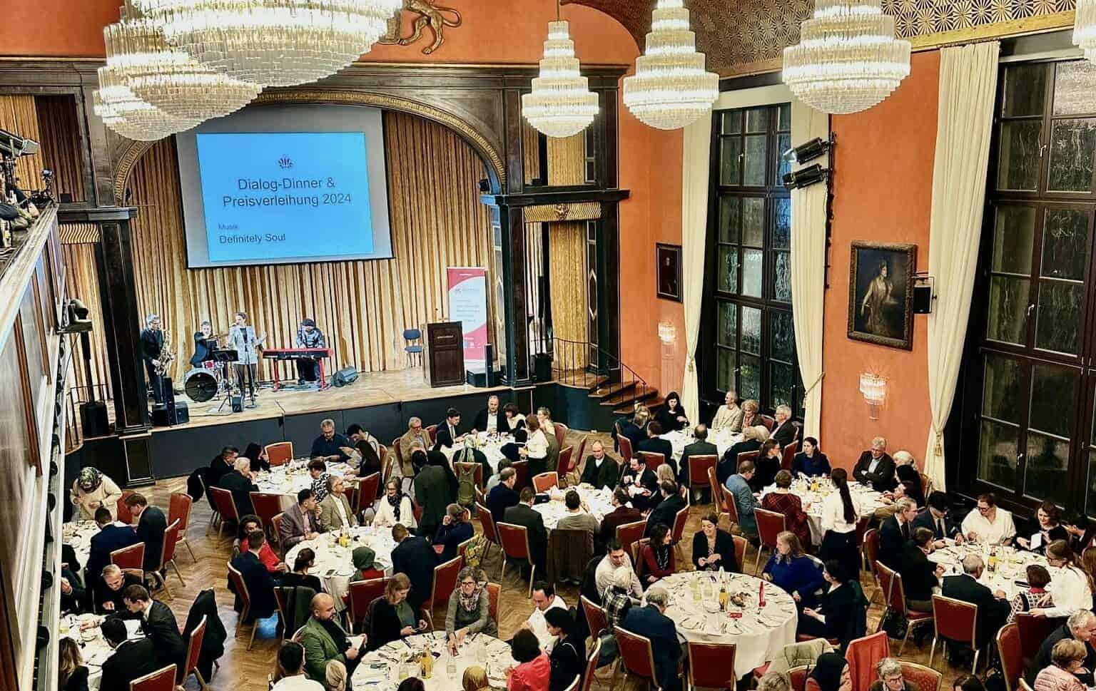 Dialog-Dinner 2024: Preisverleihung im Zeichen des interreligiösen Dialogs Rund 200 Gäste waren zum Dialog-Dinner 2024 von IDIZEM eingeladen.