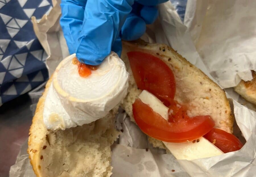 Beim Rückflug aus der Türkei: Passagierin versteckt Goldschmuck im Baguette