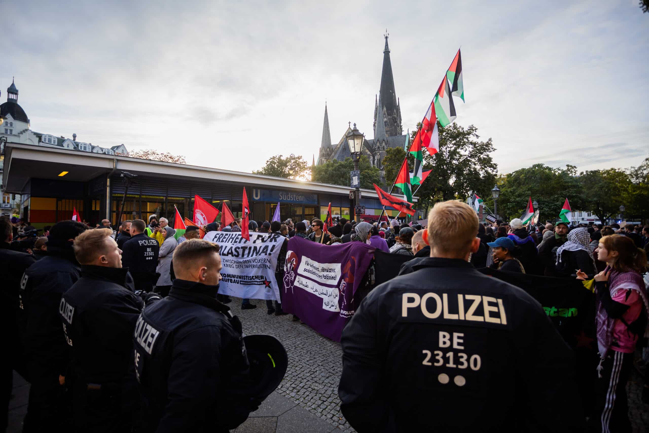 Deutscher Nahost-Experte kritisiert deutsche Haltung zu Israel scharf Teilnehmer einer propalästinensischen Kundgebung unter dem Motto "Solidarität mit Palästina" versammeln sich am Jahrestag des Hamas-Angriffs auf Israel am Südstern in Berlin-Kreuzberg. Foto: Christoph Soeder/dpa