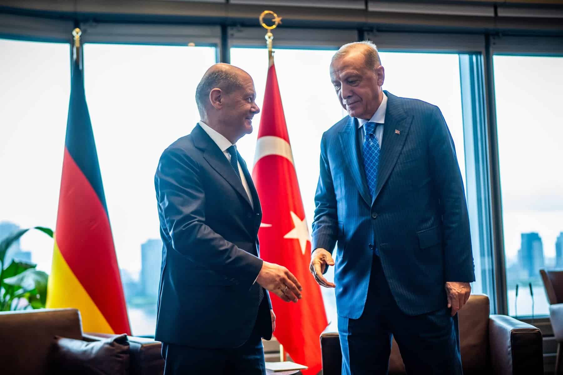 Mehr Abschiebungen: Verstärkt Deutschland die Rückführungen in die Türkei? Bundeskanzler Olaf Scholz (SPD), steht neben Recep Tayyip Erdoğan, Präsident der Türkei, bei einem bilateralen Treffen vor Beginn der 79. Generaldebatte der UN-Vollversammlung. Zu dem größtem diplomatischen Treffen des Jahres über knapp eine Woche werden am Hauptsitz der Vereinten Nationen in New York mehr als 130 Staats- und Regierungschefs erwartet.