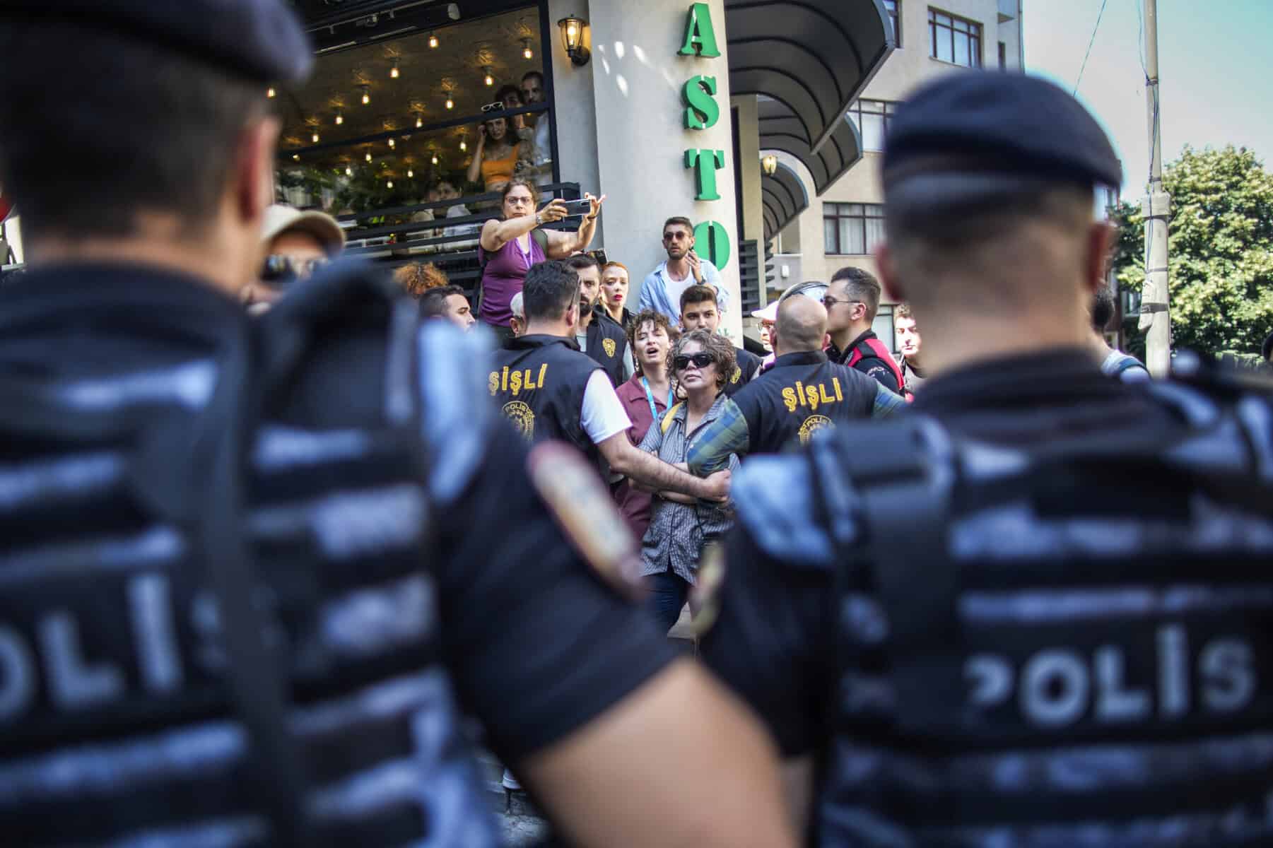 Mann droht nach Pride-Parade in Istanbul die Abschiebung – und die Todesstrafe?