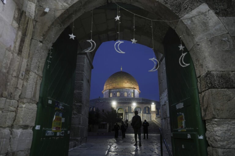 Aufnahmen zeigen: Israels Polizei verweigert mit Schlagstöcken Hunderten Zugang zu Tempelberg